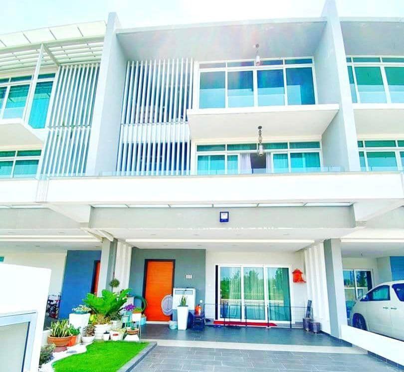 3 STOREY D'ISLAND WITH PRIVATE LIFT, PUCHONG