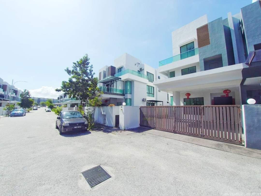 3 STOREY SEMI-D TAMAN SINAR MAHKOTA BANDAR MAHKOTA CHERAS