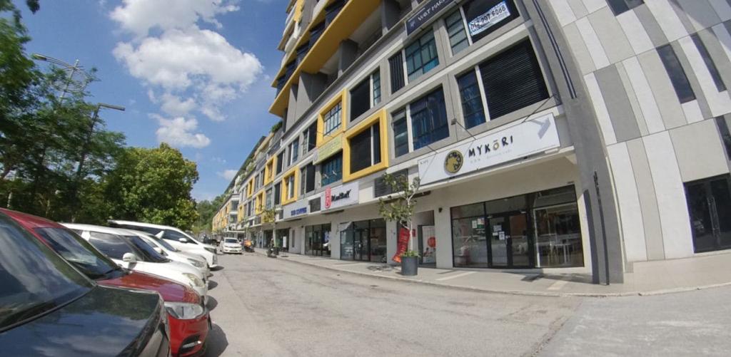 FEMALE Private & Sharing Room, Air-Con Free WIFI/Electricity/Water, Infinity Pool, MRT/KTM MKH Boulevard, Kajang