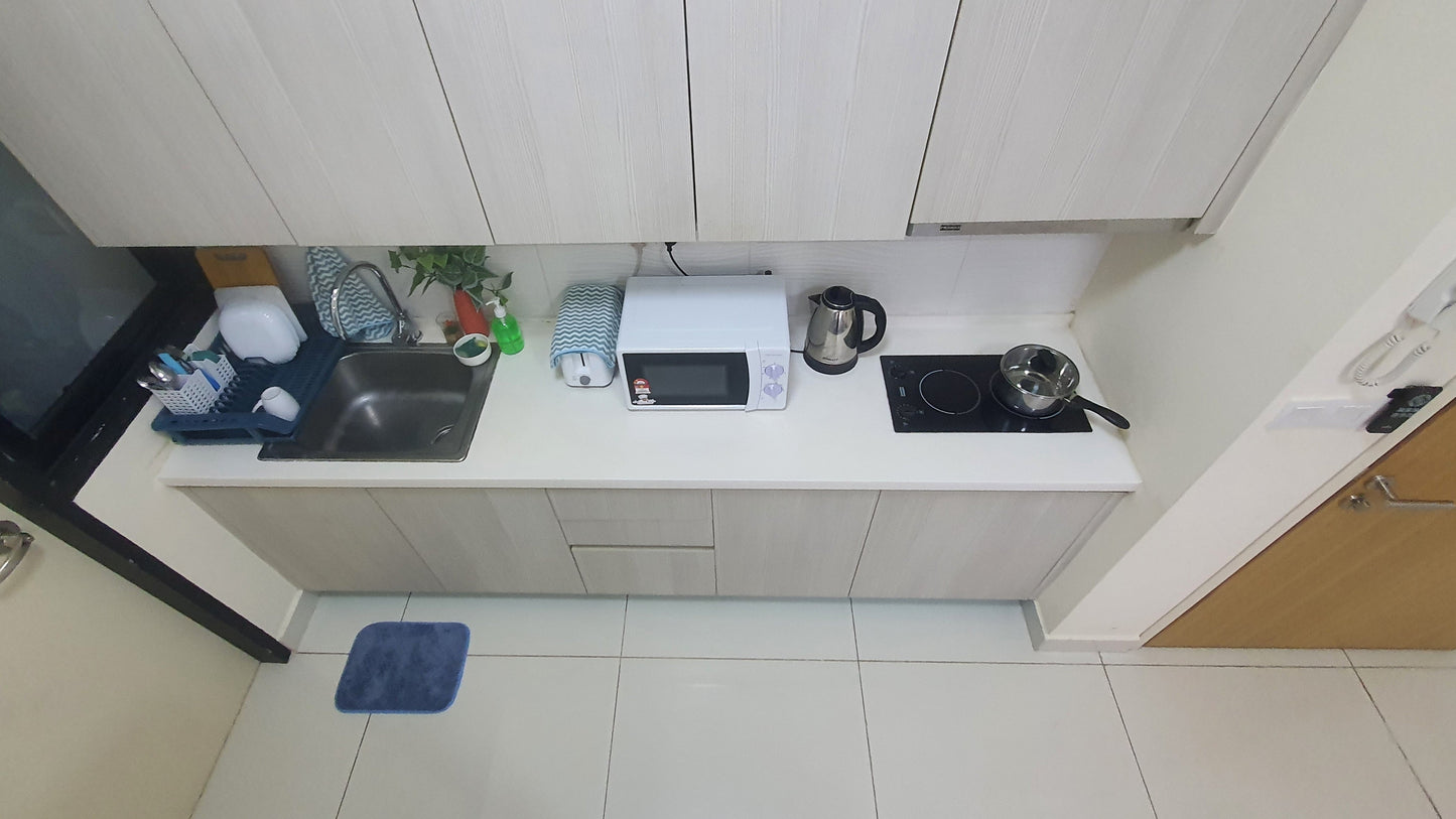 FEMALE - MASTER ROOM, Air-Con Triple Sharing Room, Infinity Pool, Netflix, MRT/KTM @MKH Boulevard