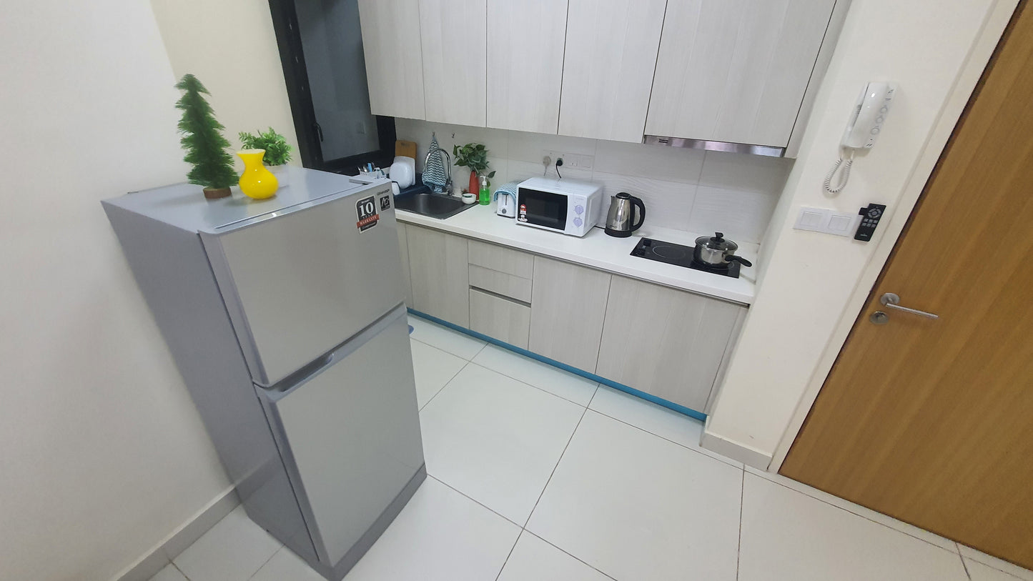 FEMALE - MASTER ROOM, Air-Con Triple Sharing Room, Infinity Pool, Netflix, MRT/KTM @MKH Boulevard