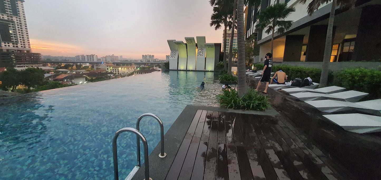 FEMALE - MASTER ROOM, Air-Con Triple Sharing Room, Infinity Pool, Netflix, MRT/KTM @MKH Boulevard