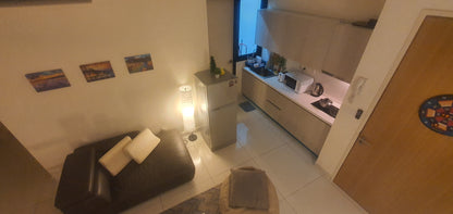 FEMALE - MASTER ROOM, Air-Con Triple Sharing Room, Infinity Pool, Netflix, MRT/KTM @MKH Boulevard