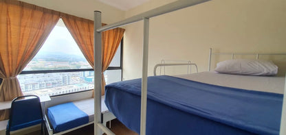 FEMALE - MASTER ROOM, Air-Con Triple Sharing Room, Infinity Pool, Netflix, MRT/KTM @MKH Boulevard