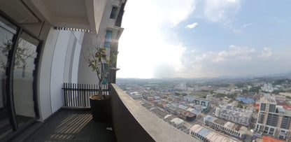 FEMALE - MASTER ROOM, Air-Con Triple Sharing Room, Infinity Pool, Netflix, MRT/KTM @MKH Boulevard