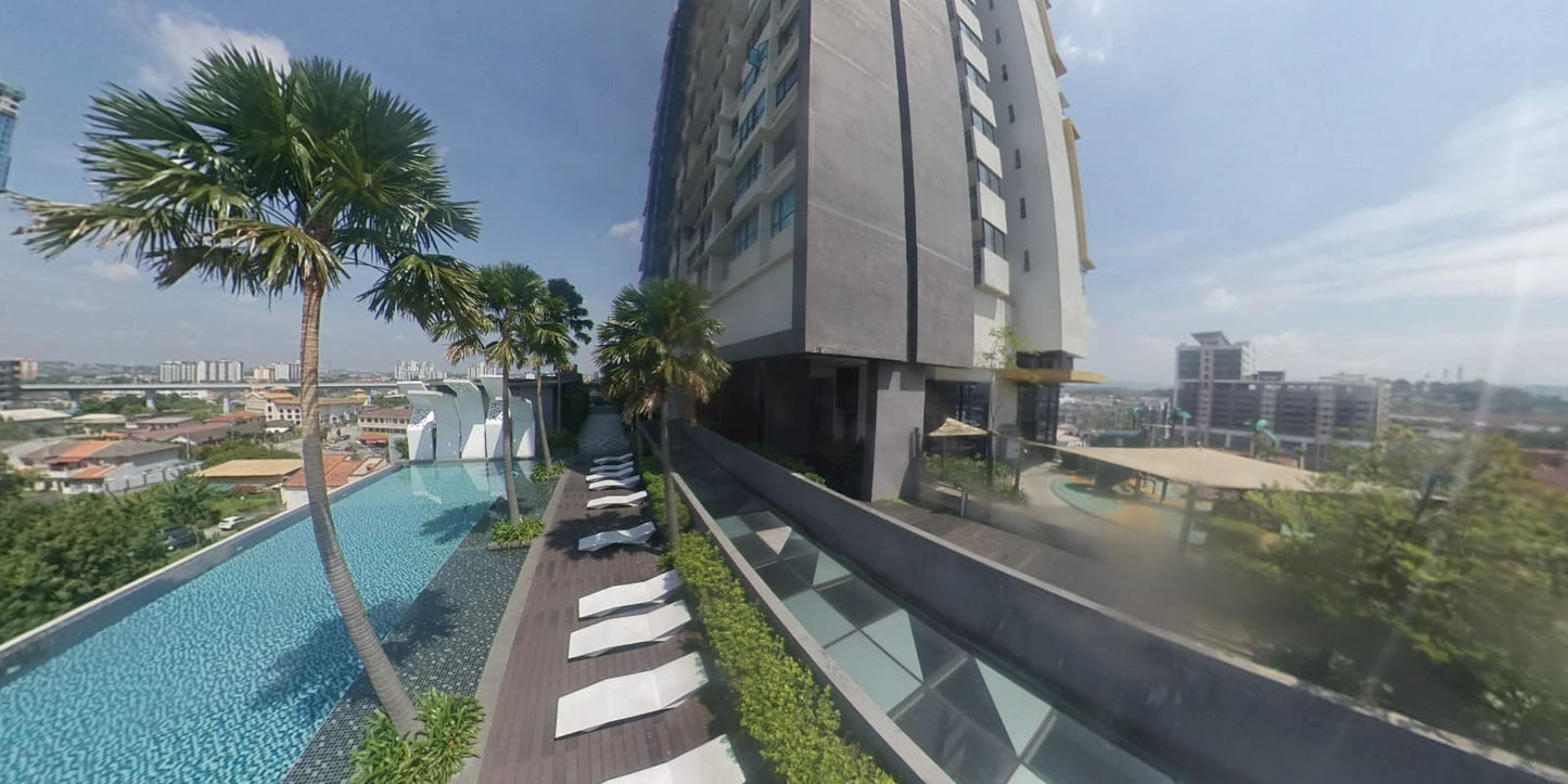 FEMALE - MASTER ROOM, Air-Con Triple Sharing Room, Infinity Pool, Netflix, MRT/KTM @MKH Boulevard